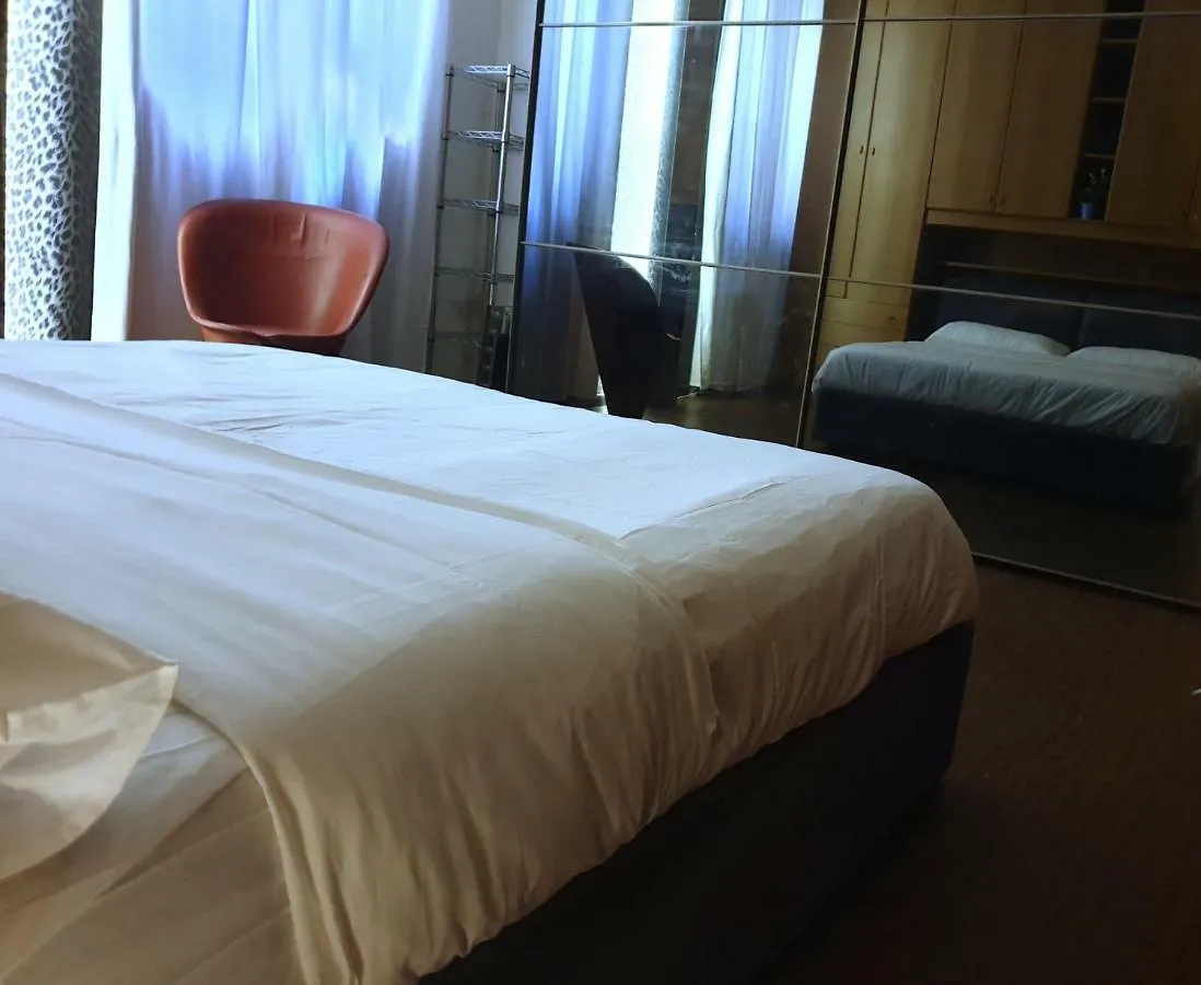 5Min Walk From Duomo! Apartment 100M2 Italy