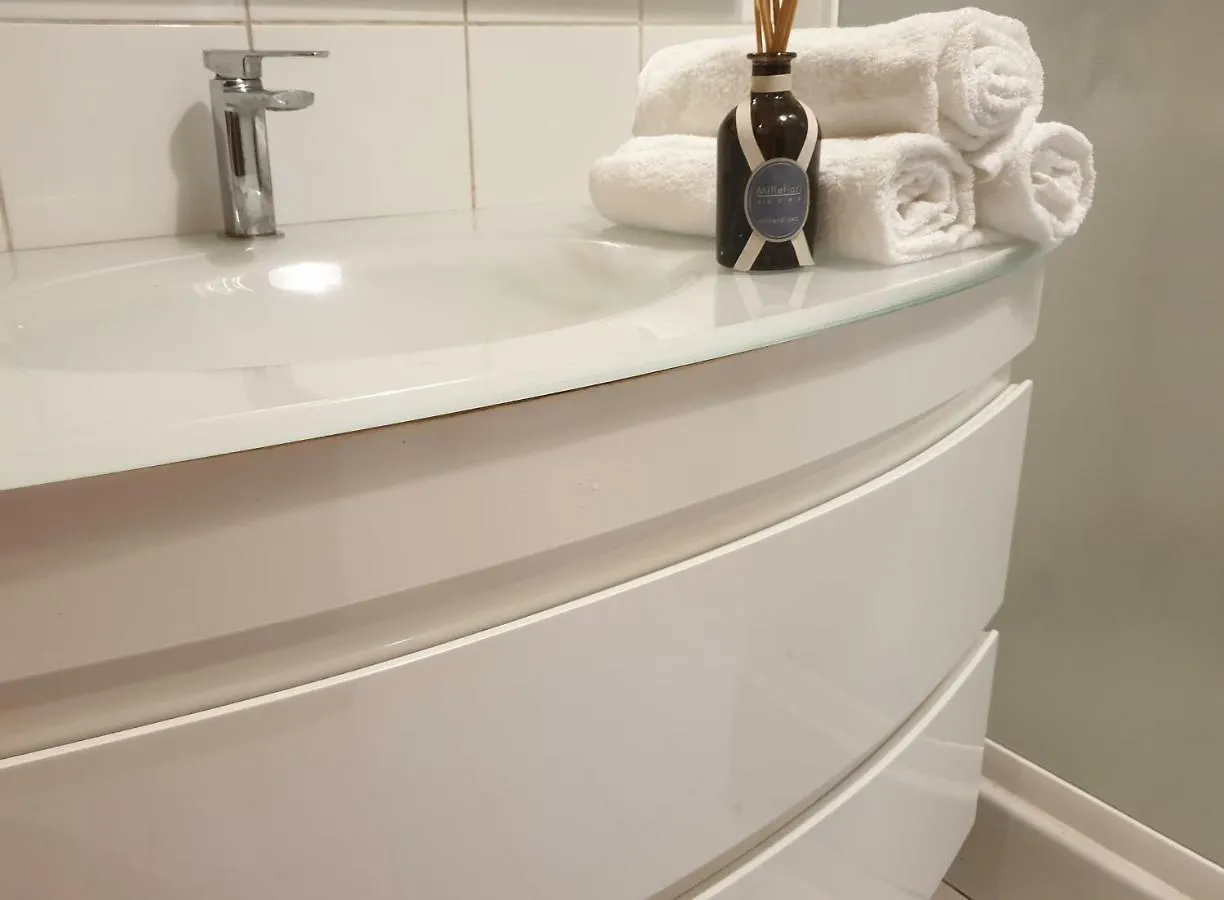 5Min Walk From Duomo! Apartment 100M2 Italy